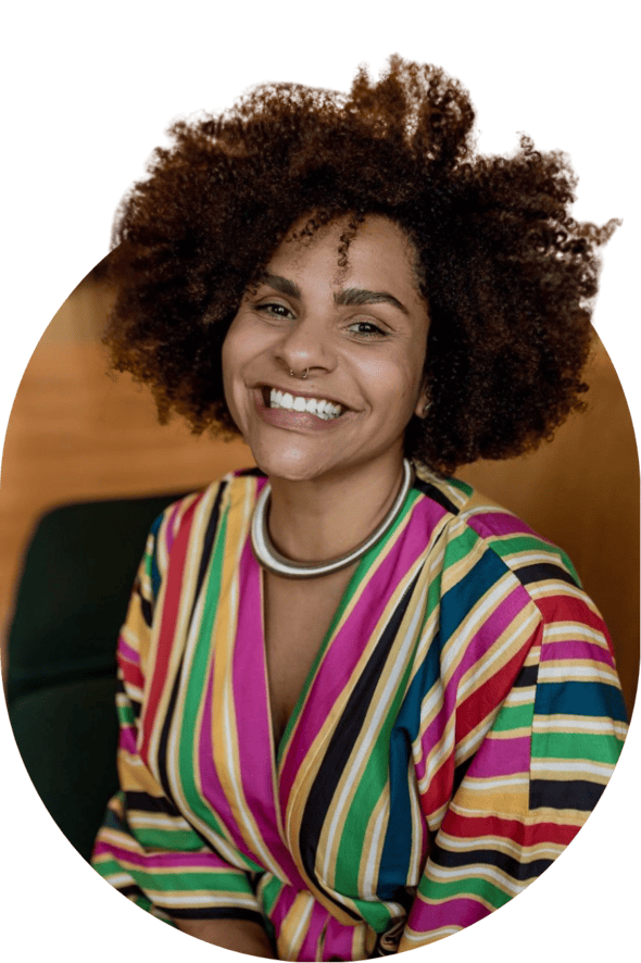 Fotografia de Jacqueline Evelyn sorrindo.